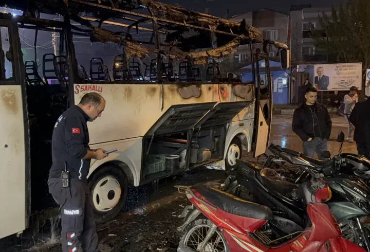 Minibüste çıkan yangın, park halindeki 5 motosiklete de sıçradı