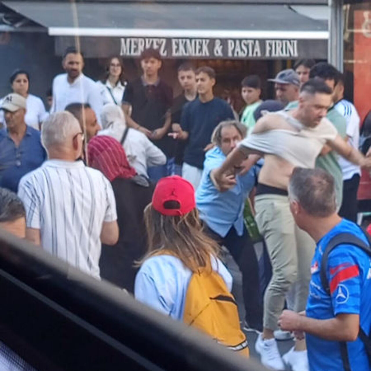 İETT otobüsünde kavga! Yumruklar havada uçuştu