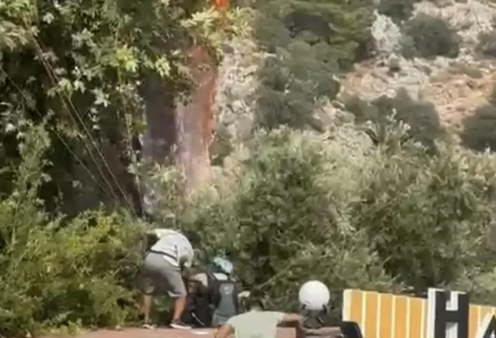 Fethiye'de yamaç paraşütü ağaca takılınca işletmenin çatısına indi: 1 yaralı