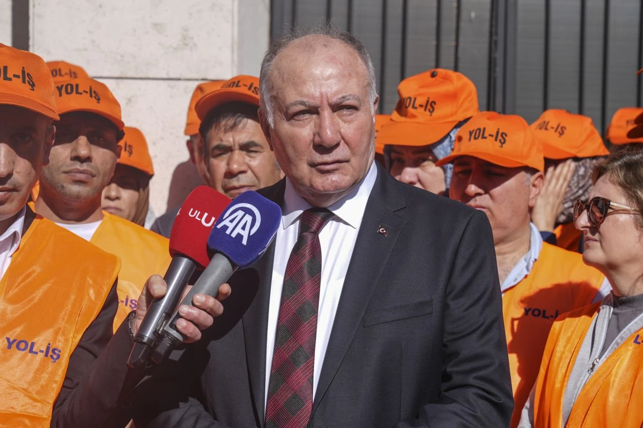 TÜRK-İŞ, Karayolları Genel Müdürlüğü'ne grev kararını astı... 500'e yakın kuruma grev kararı asılacak