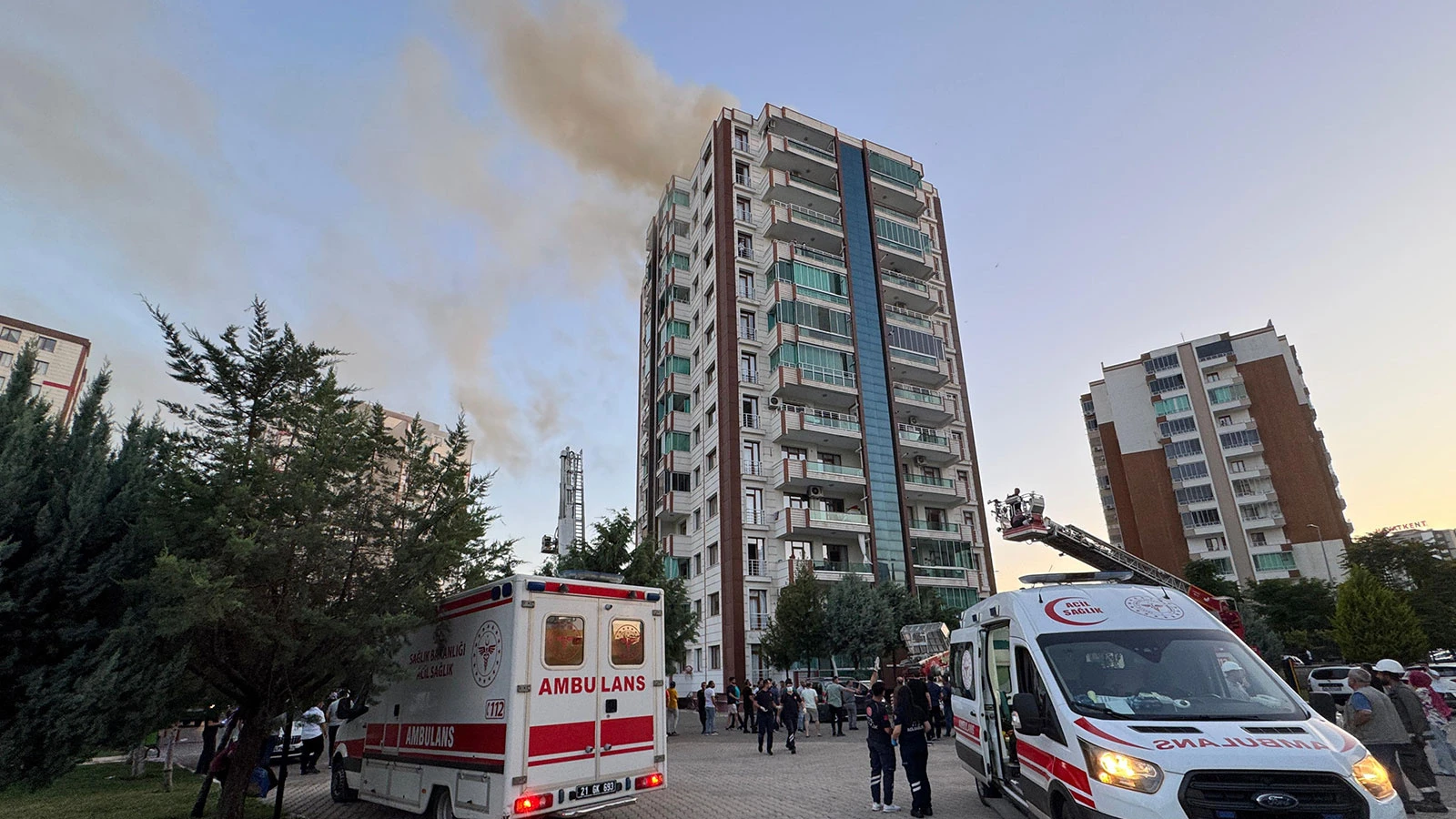 Diyarbakır'da 13 katlı apartmanda yangın! 3 kişi hayatını kaybetti