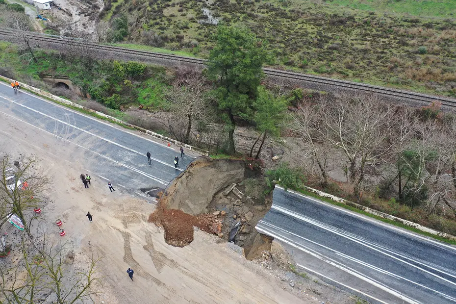 İzmir'de şiddetli sağanak. Selçuk-Aydın karayolunda çökme