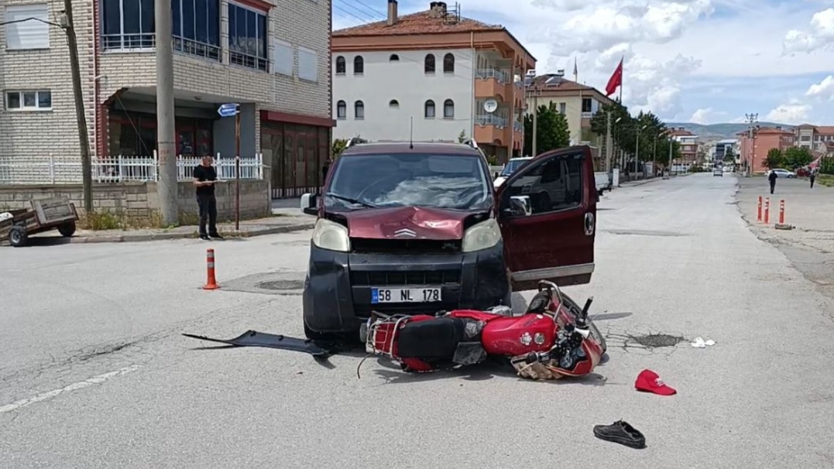 Motosikletle otomobil çarpıştı: 7 kişi yaralandı