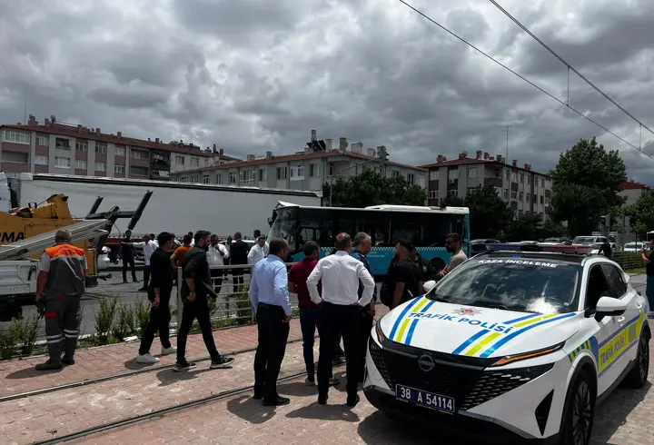 Kayseri'de TIR, otomobil ve otobüs çarpıştı: 8 yaralı