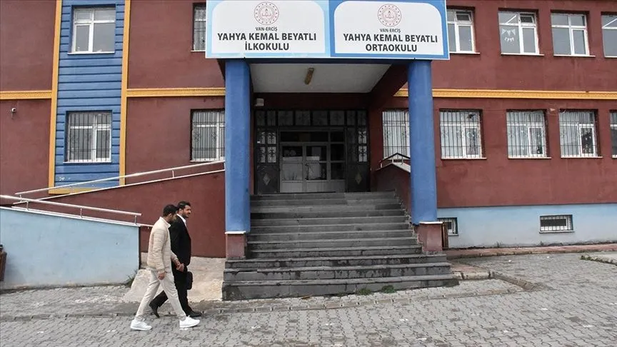 Öğretmen kardeşler aynı okulda öğrencilerini geleceğe hazırlıyor