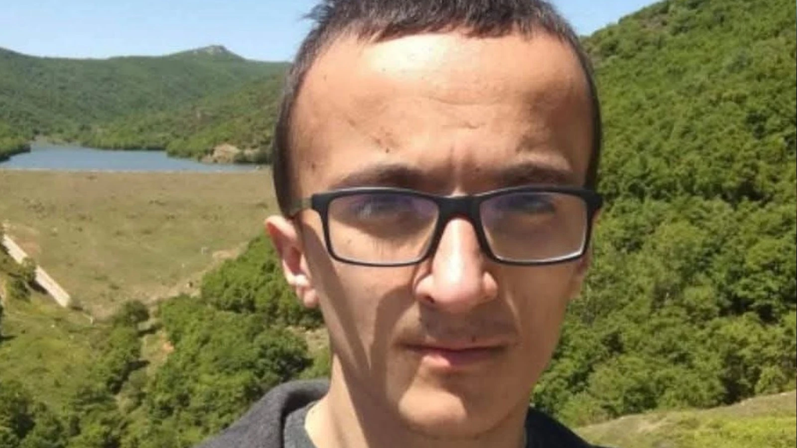 Bursa'da genç adam, başı kanepe ile sandığı arasında sıkışmış halde ölü bulundu