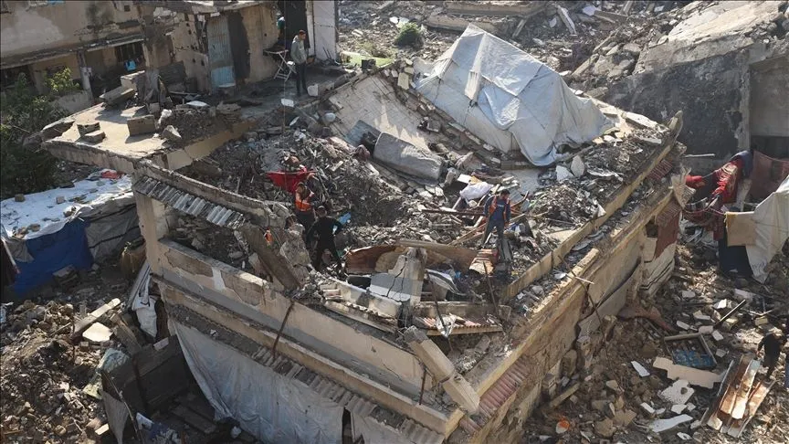 Gazze'de etkili olan fırtına nedeniyle bir ev kısmen yıkıldı