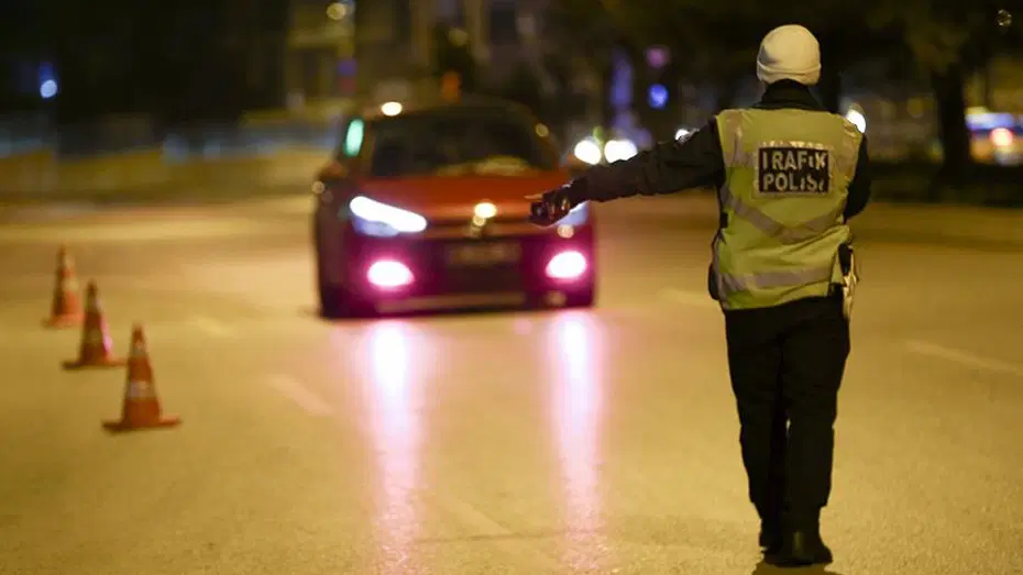 Polisten kaçan araçtan el bombası ve silah çıktı