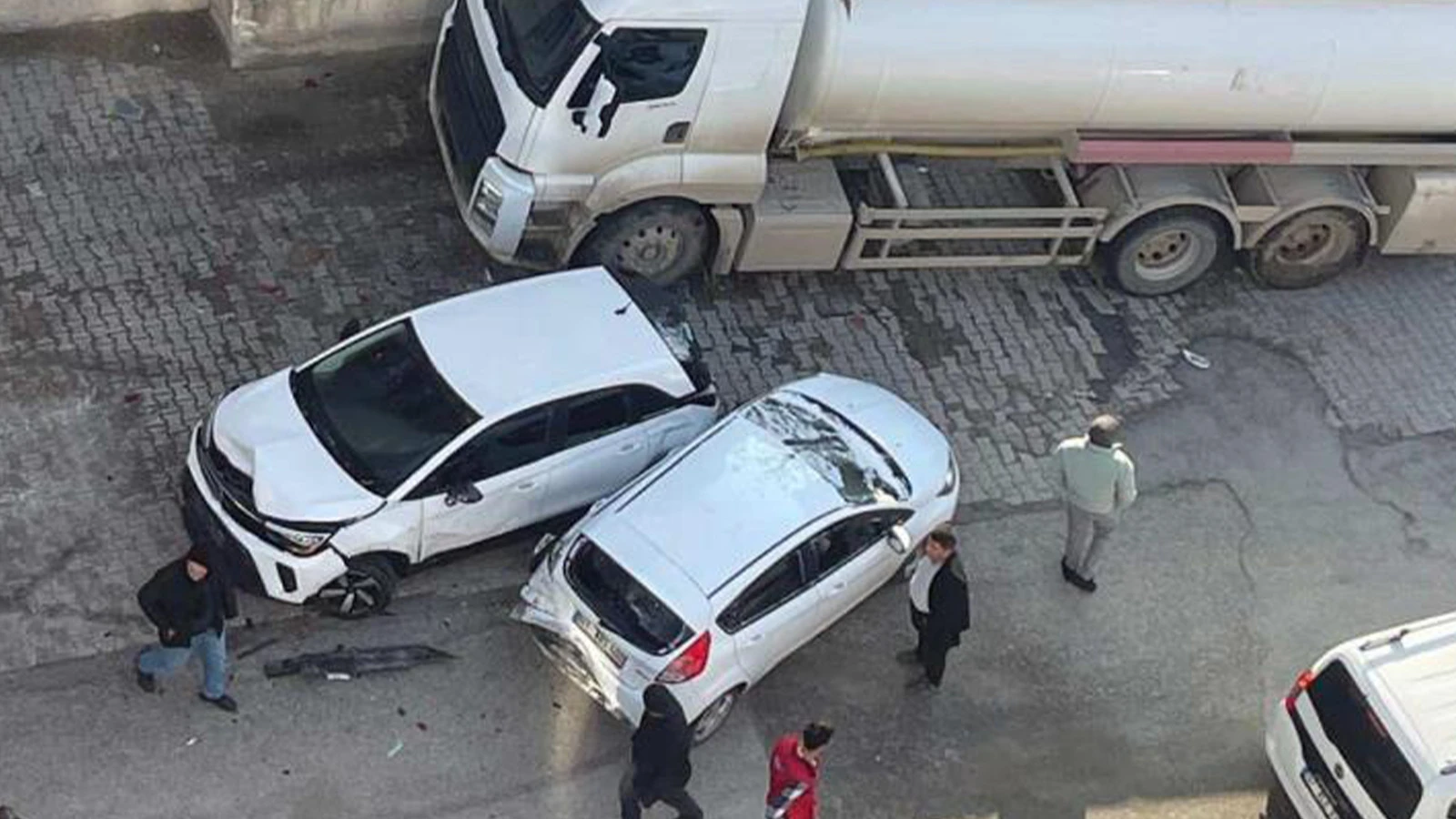 Batman'da freni boşalan akaryakıt tankeri 8 araca çarptı