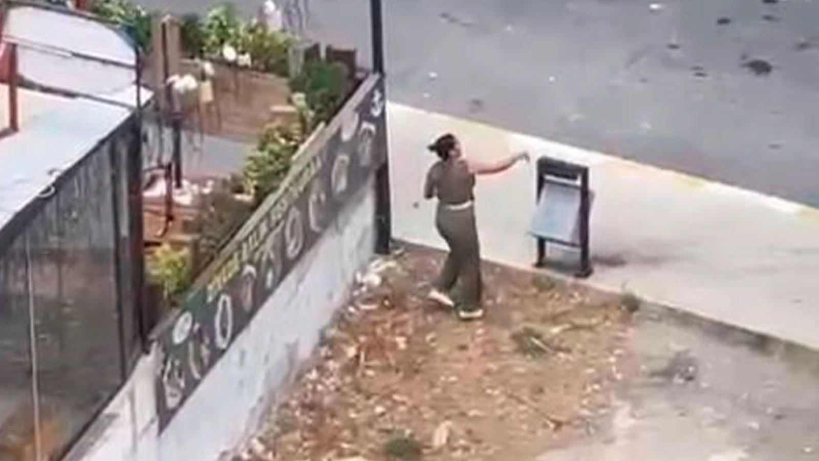 Esenyurt’ta bir kadın yoldan geçen araçlara taşla saldırdı