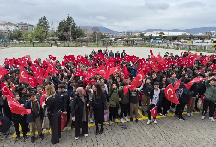 Malatya'da öğrenciler Türk bayrağı, öğretmenler karanfil ile karşılandı 