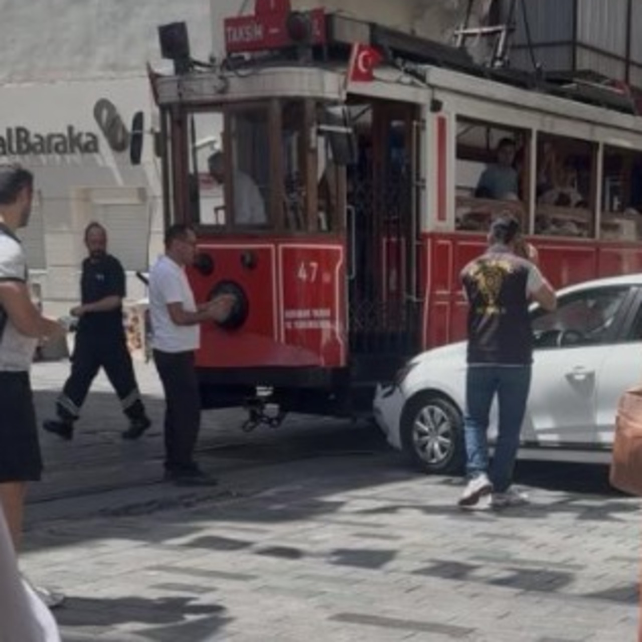 İstiklal'de otomobil tramvaya çarptı!