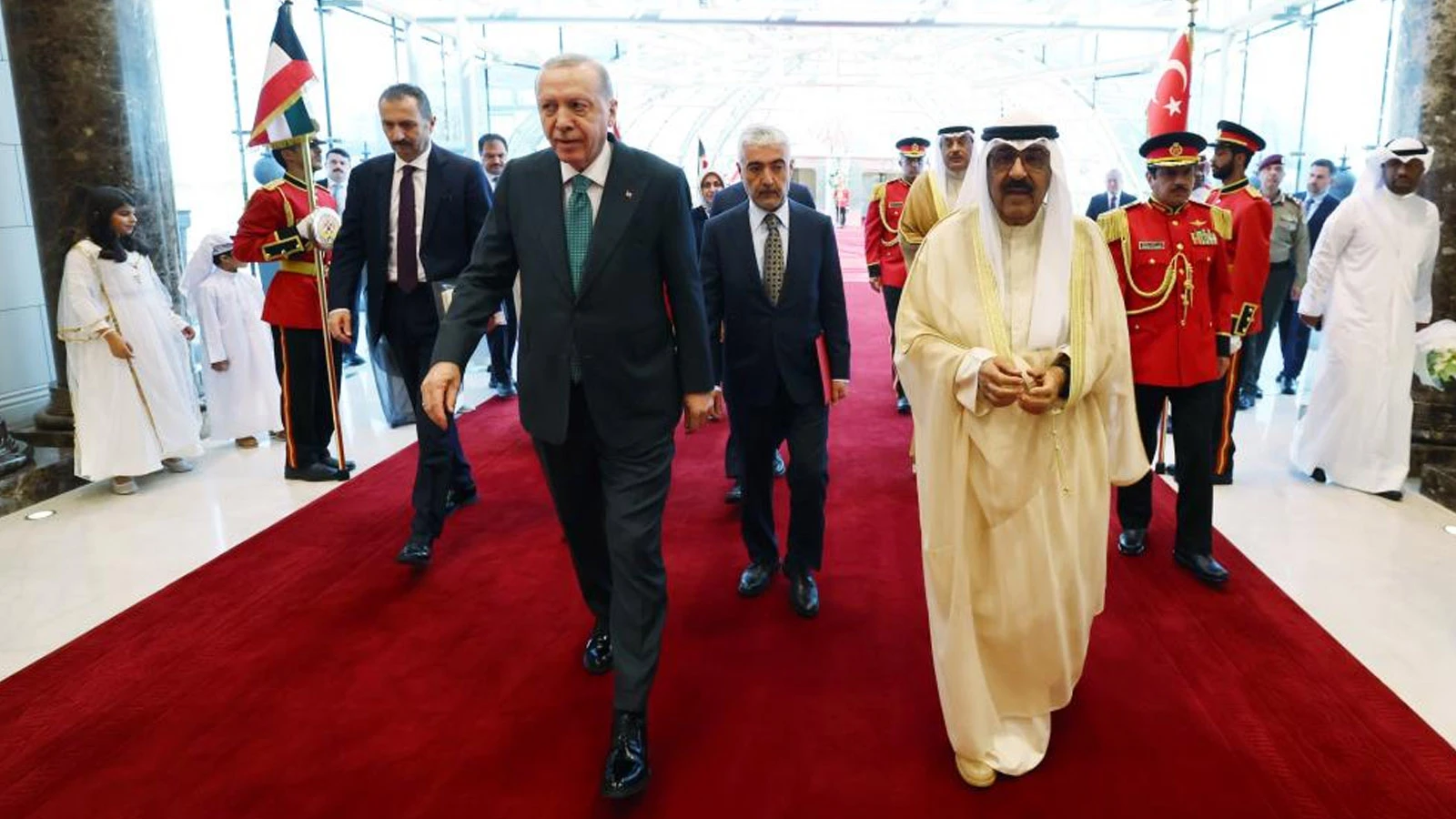 Cumhurbaşkanı Erdoğan, Kuveyt’te resmi törenle karşılandı