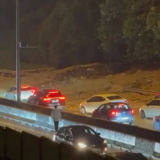 Kartal’da sel suları toprağı sürükledi: TEM bağlantı yolu kısmen kapandı