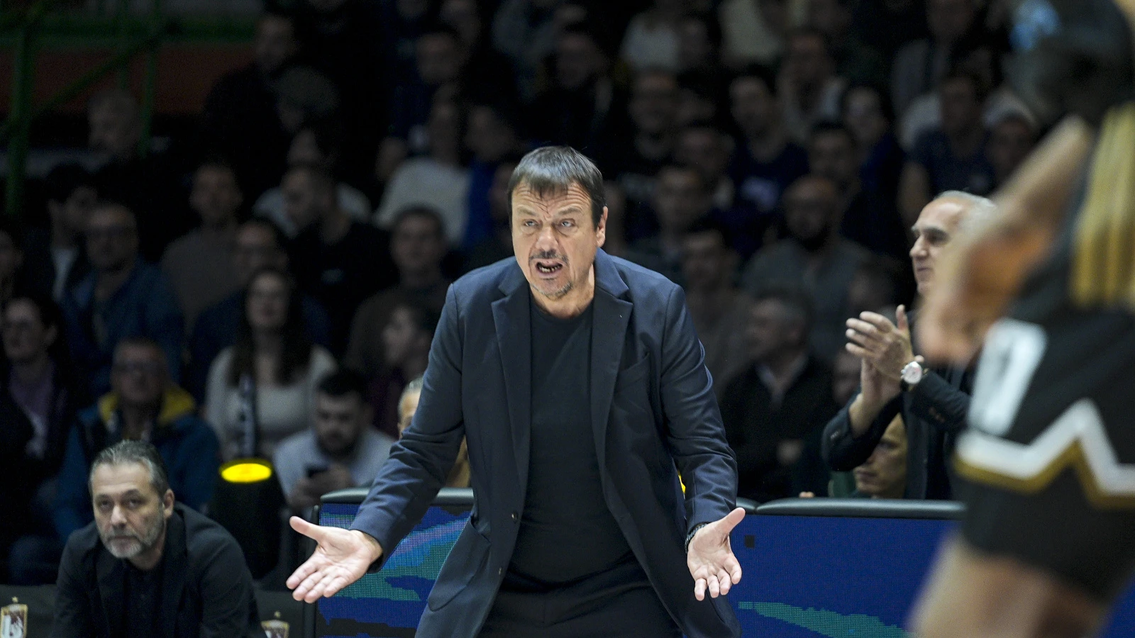 Yunanistan'daki olaylı derbiyi Ergin Ataman kaybetti