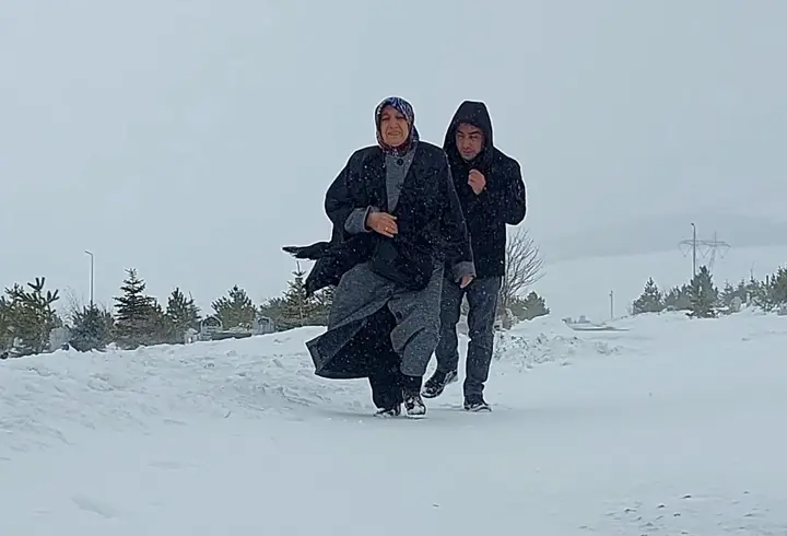 Doğu kar altında; bin 561 yerleşim biriminin yolu kapandı