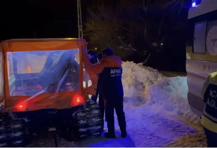 Nefes darlığı çeken hasta, AFAD'a ait amfibi araçla kurtarıldı 