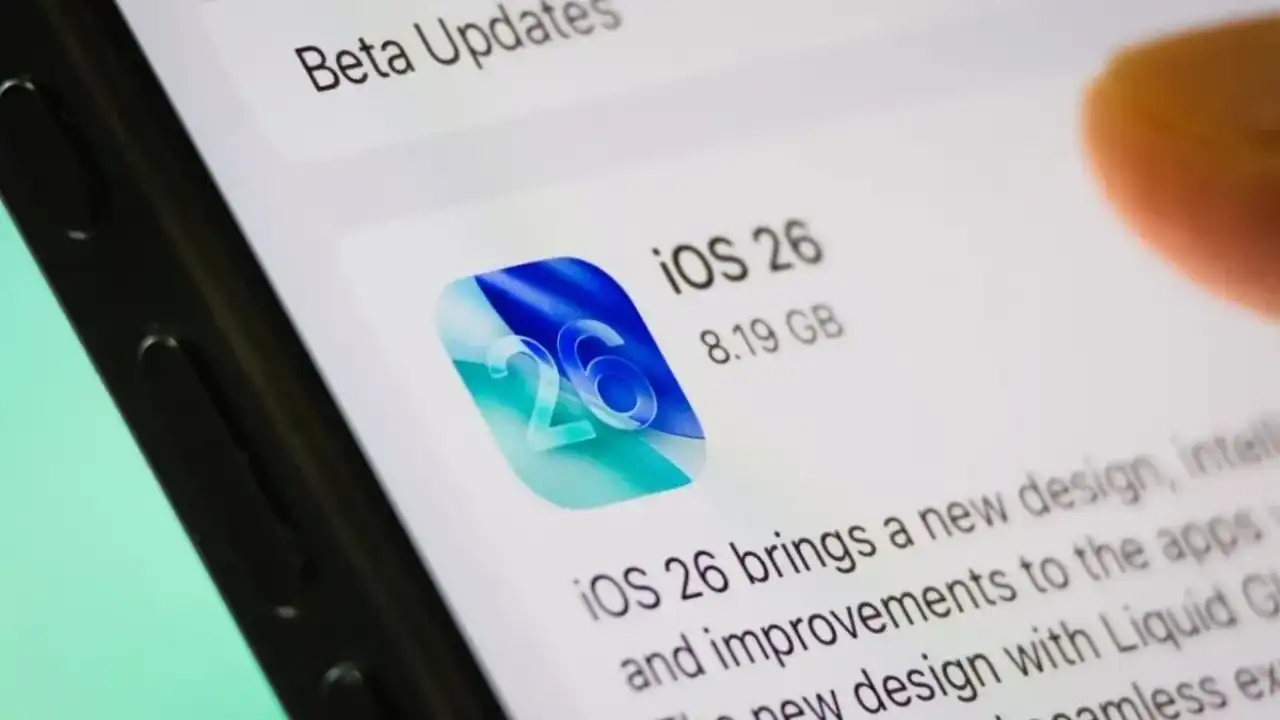 Apple, iOS 18 kullanıcılarını iOS 26 güncellemesi için zorluyor