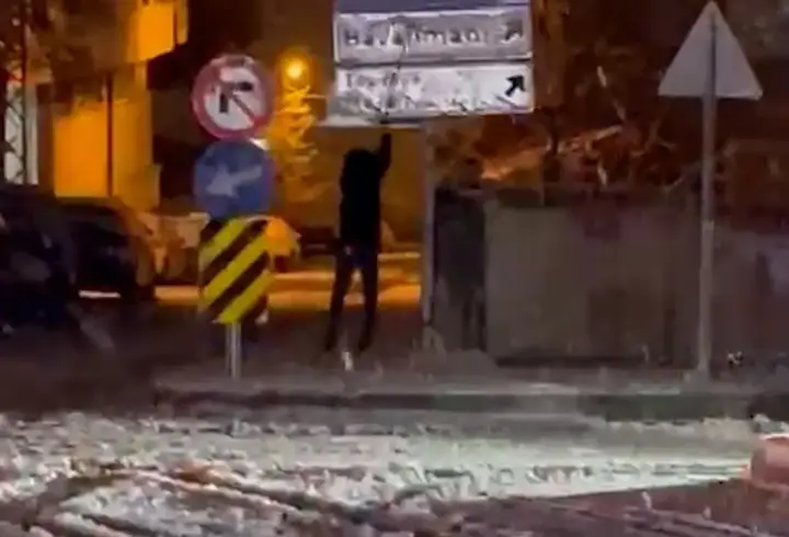 Karla kaplanan trafik levhalarını temizleyen 12 yaşındaki Kadir Emin, takdir toplandı