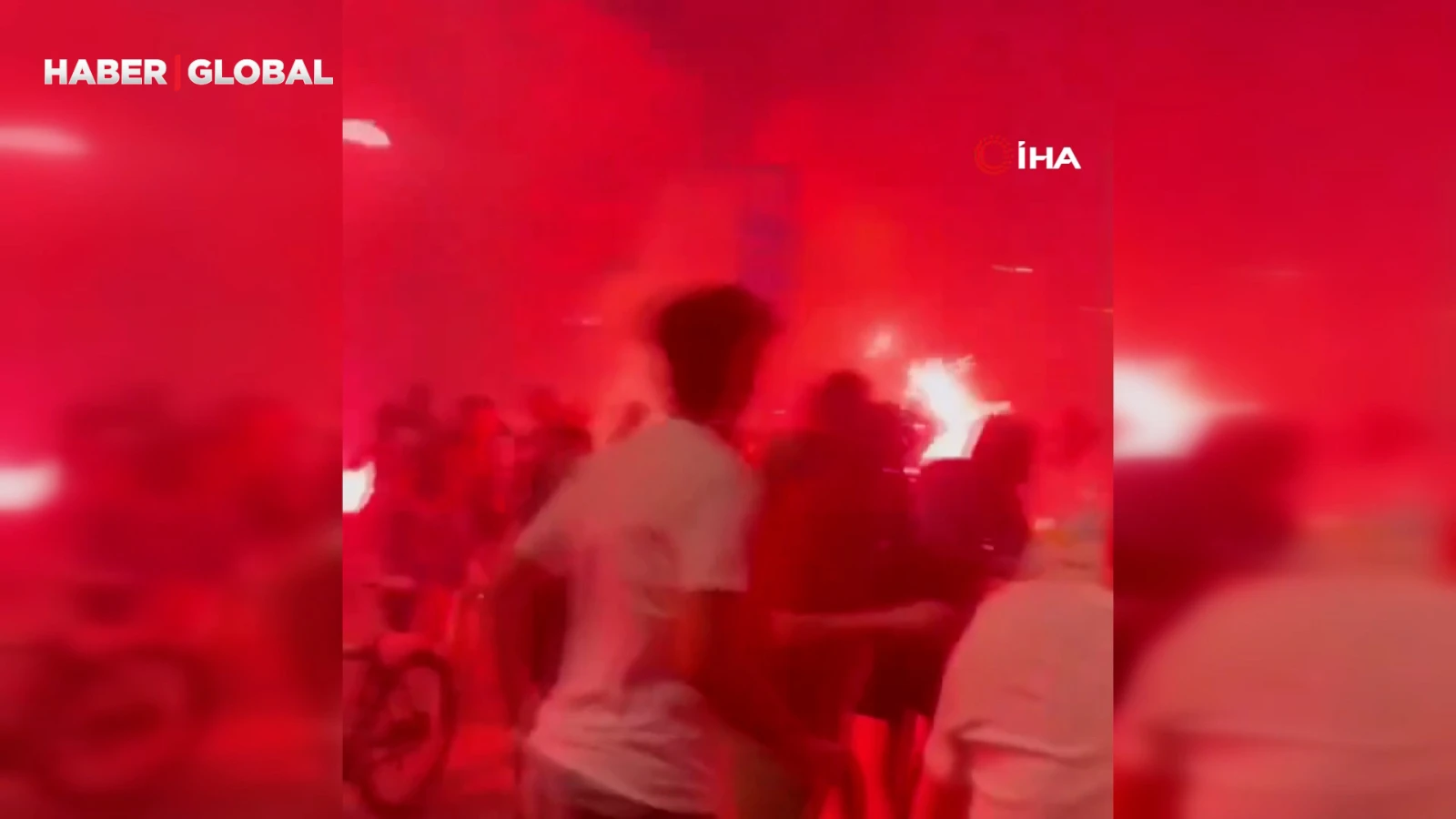 Sırbistan sokakları yangın yeri! Ülke savaş alanına döndü