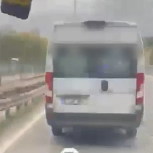 İstanbul’da Servis Aracı Ambulansa Israrla Yol Vermedi: O Anlar Kamerada