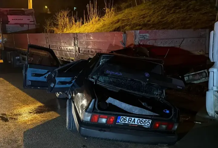 Otomobil, park halindeki TIR'a çarptı: 1’i ağır, 2 yaralı