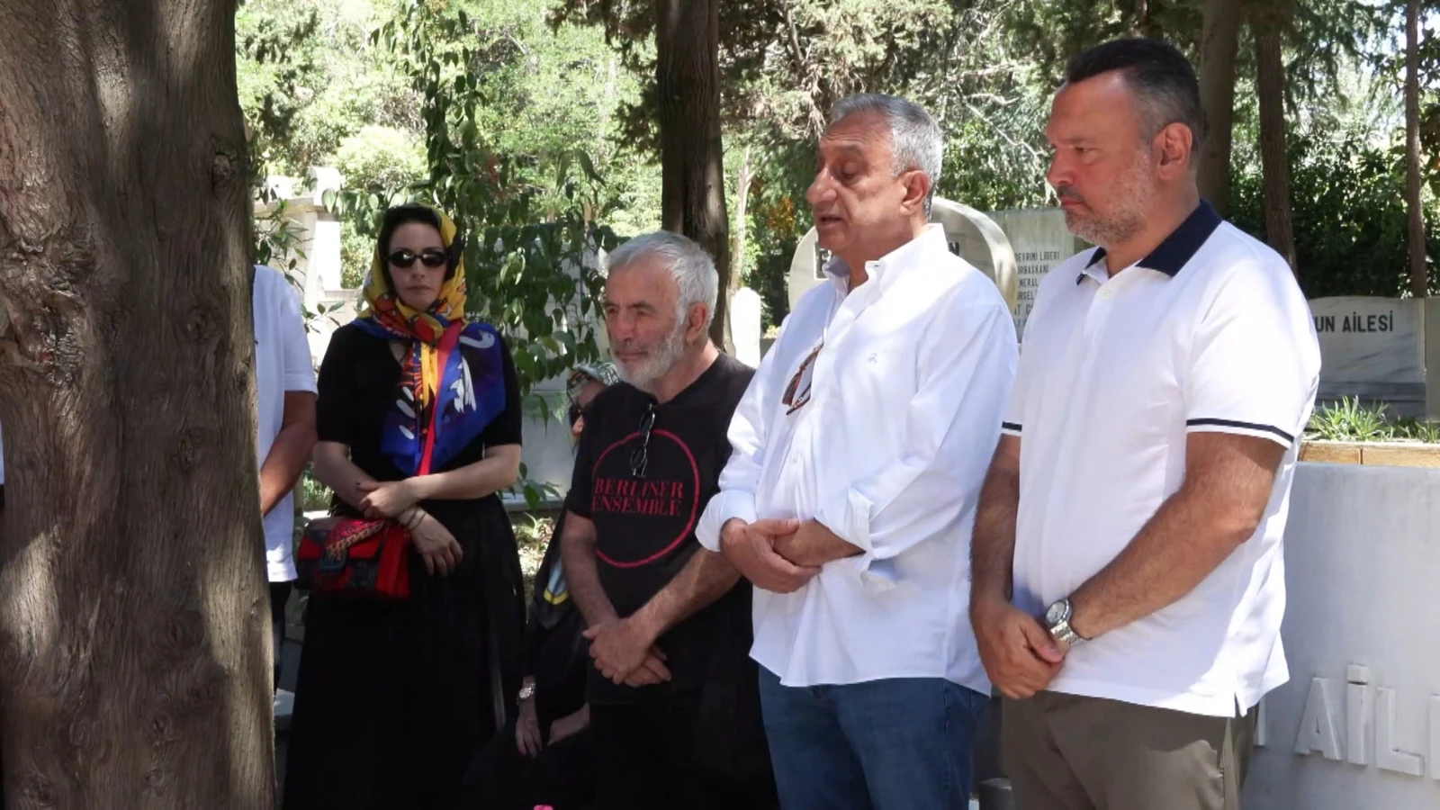 Kemal Sunal, vefatının 25'inci yıl dönümünde kabri başında anıldı