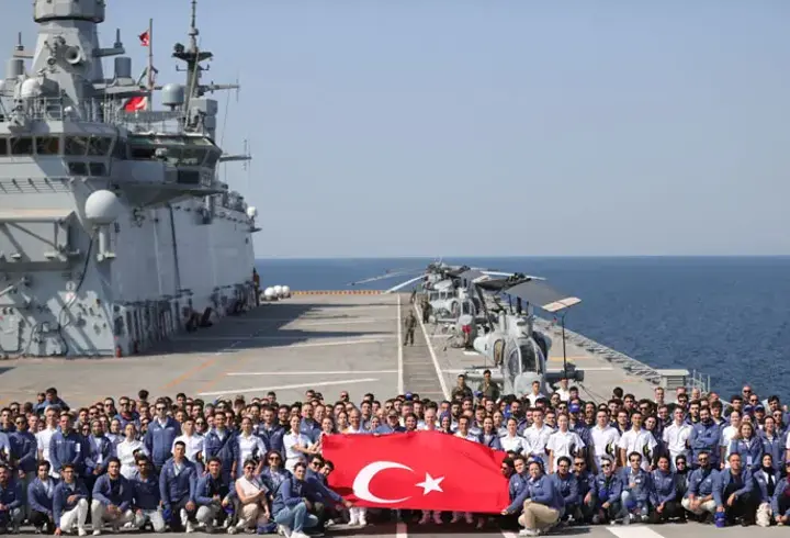 Gençler, Zafer Haftası'nda TCG Anadolu ile yolculuk yaptı