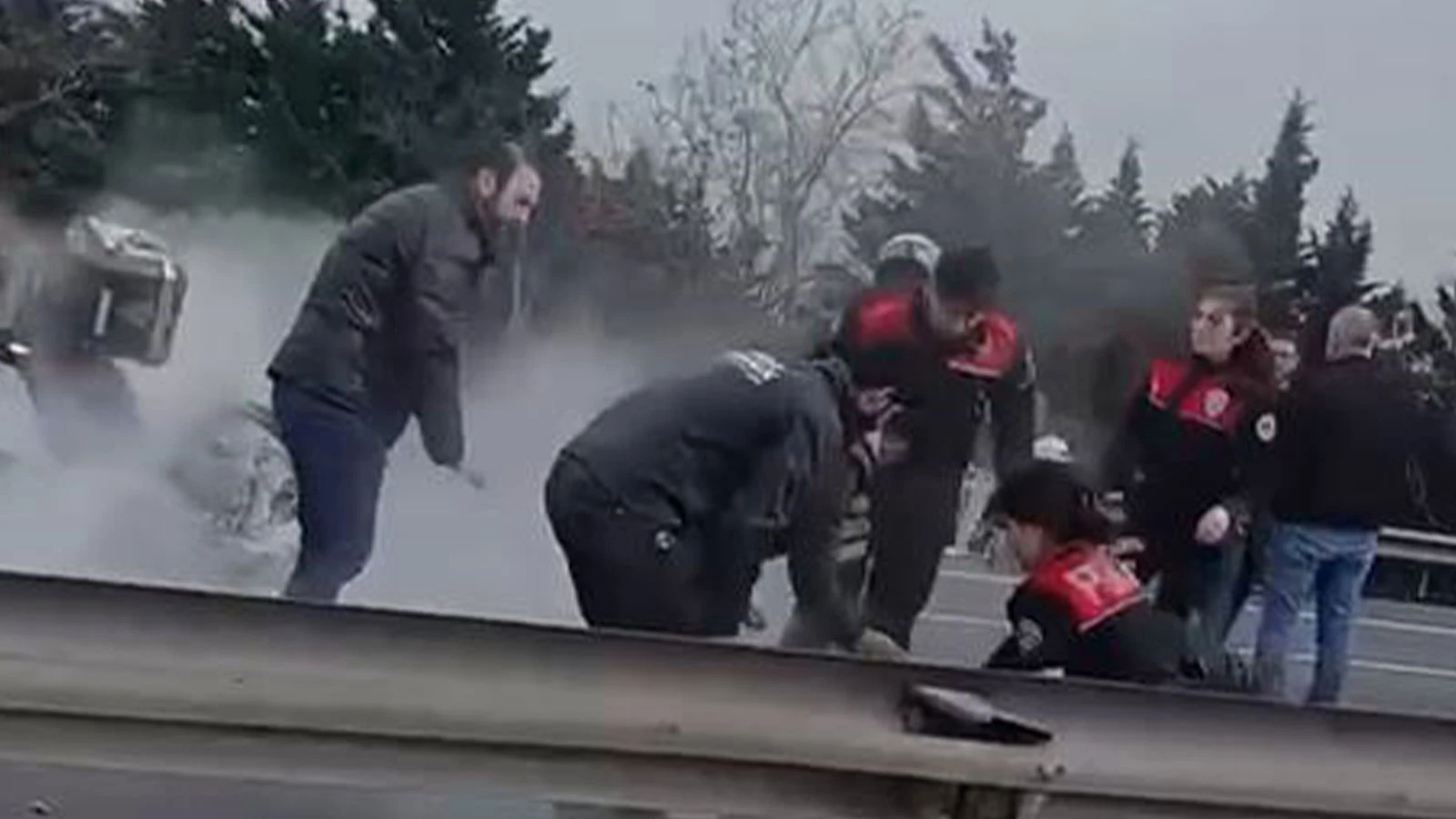 TEM Otoyolunda zincirleme kazada 4 polis memuru yaralandı