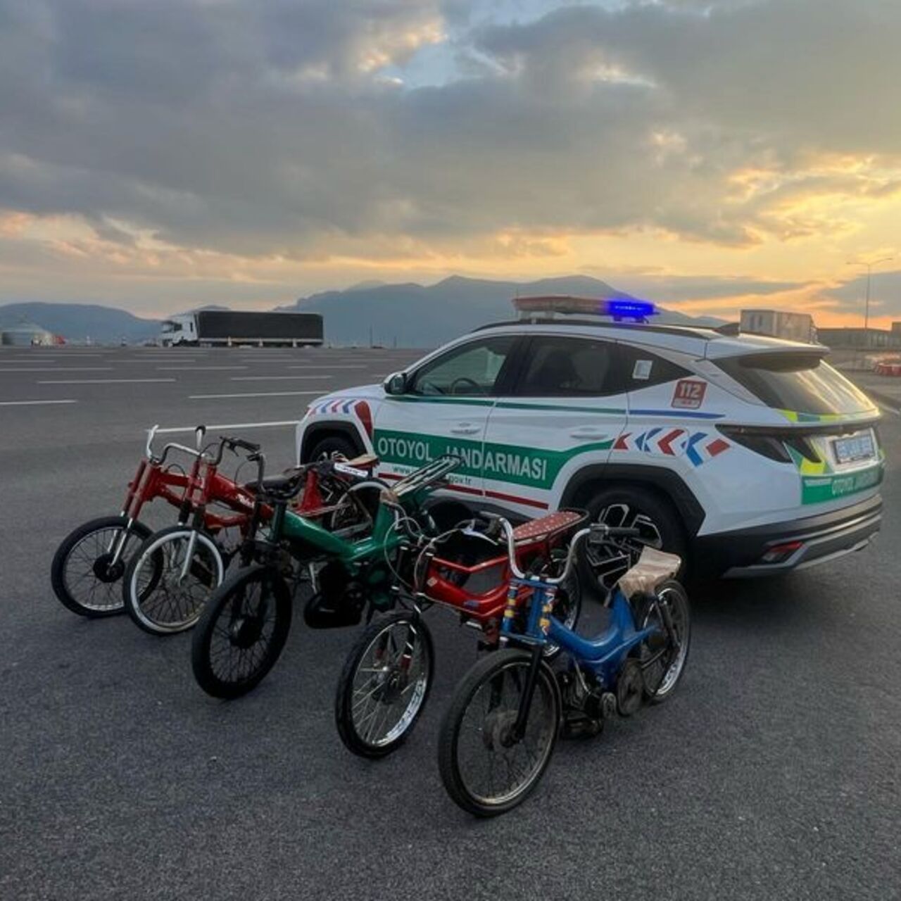 Otoyolda yarışan motosikletlilere para cezası