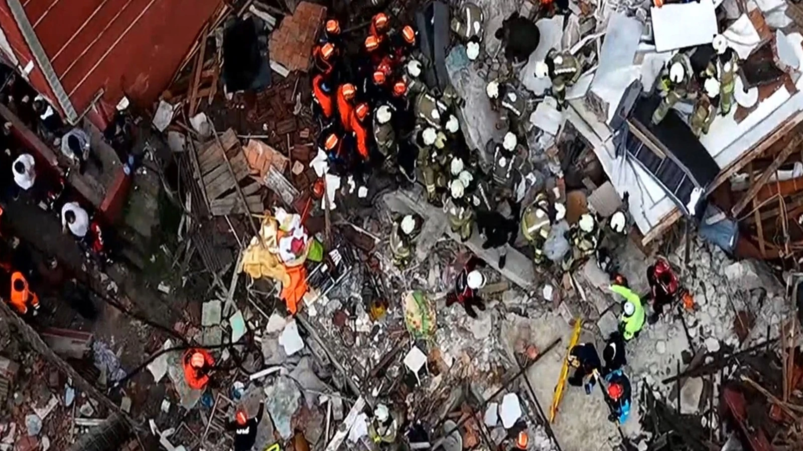 İstanbul Fatih'te iki bina çöktü: Ölü ve yaralılar var