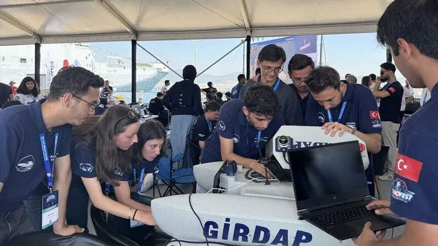 TEKNOFEST Mavi Vatan'da gençlerin insansız deniz araçları jüri karşısında