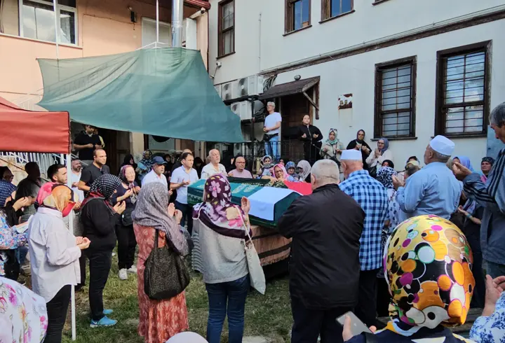 Takıntılı kişinin öldürdüğü abla- kardeş toprağa verildi