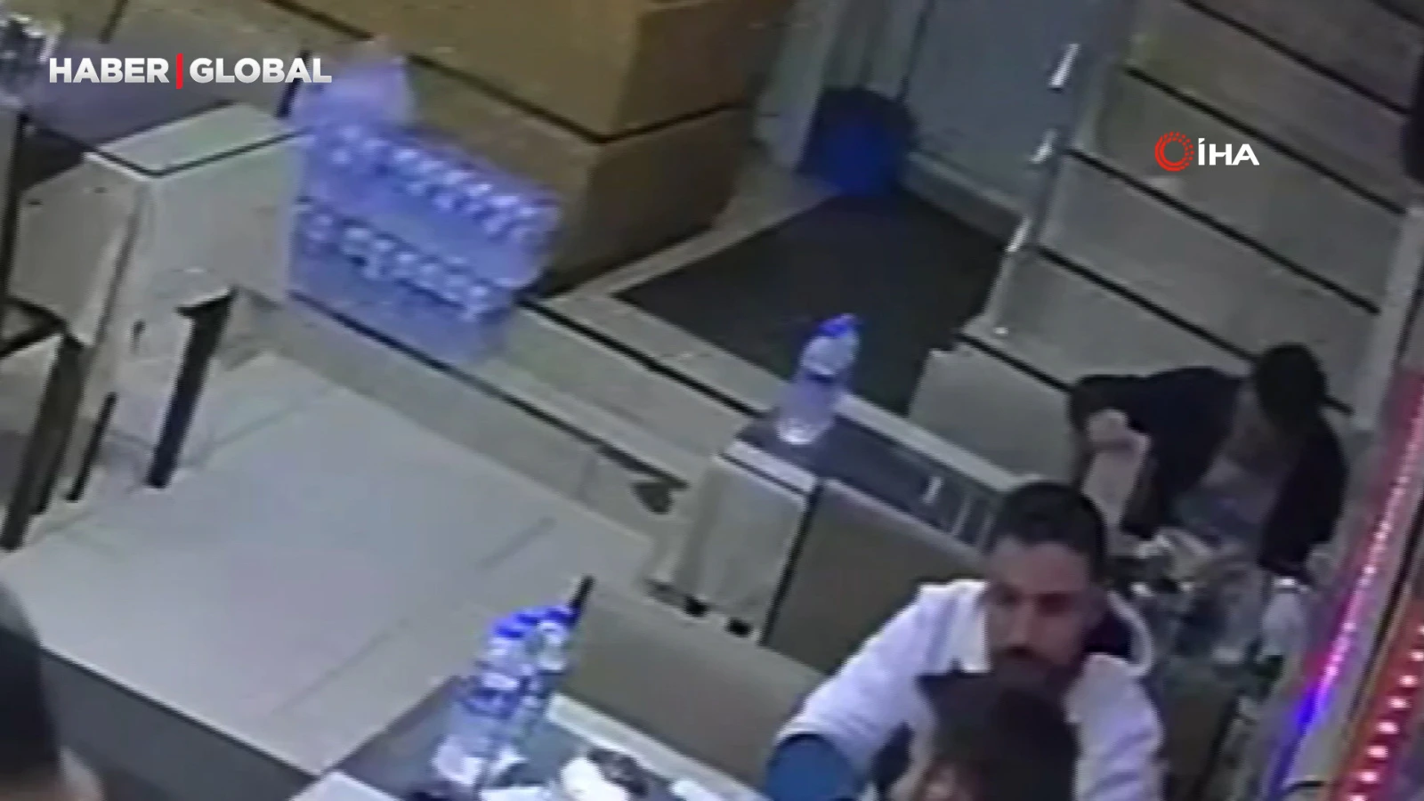 Müşteriden mide bulandıran hareket: Para ödememek için tabağa kıl koydu