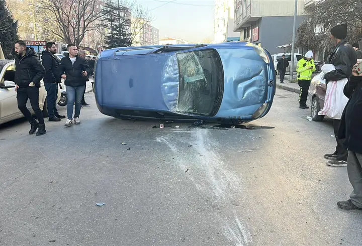 Park halindeki araçlara çarpan otomobil takla attı: 2 yaralı