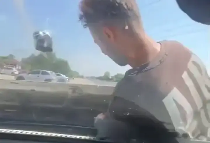 Arızayı bulmak için akılalmaz bir yol denedi, ustayı motorun içine bindirdi!