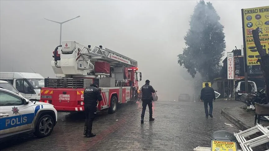 Başakşehir'de sanayi sitesinde çıkan yangına müdahale ediliyor