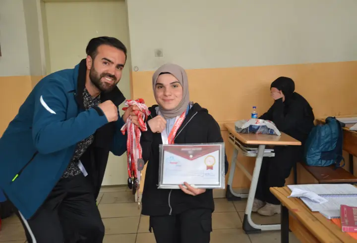 Şınav çekerek hazırlandığı bilekte Türkiye şampiyonu oldu