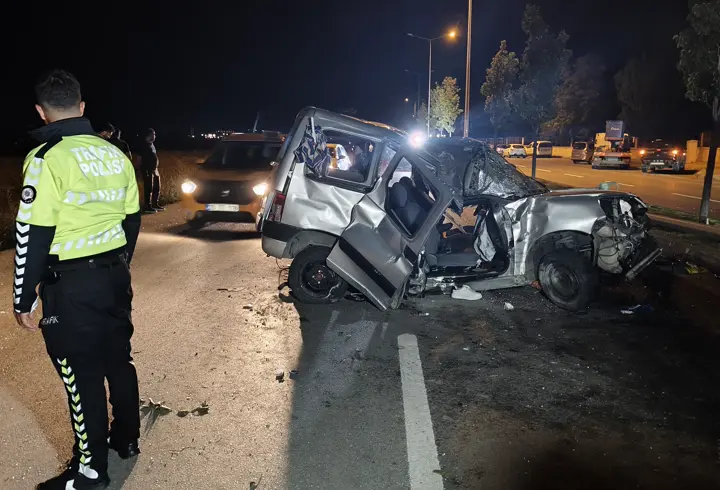 Otomobil, refüjdeki ağaç ve aydınlatma direğine çarpıp devrildi: 1 ölü, 2 yaralı