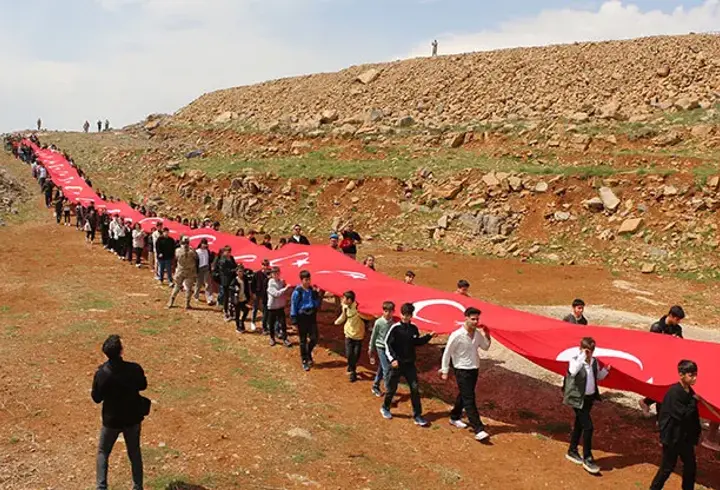 105 çocuk, Cudi Dağı’nda 105 metrelik Türk bayrağıyla yürüdü