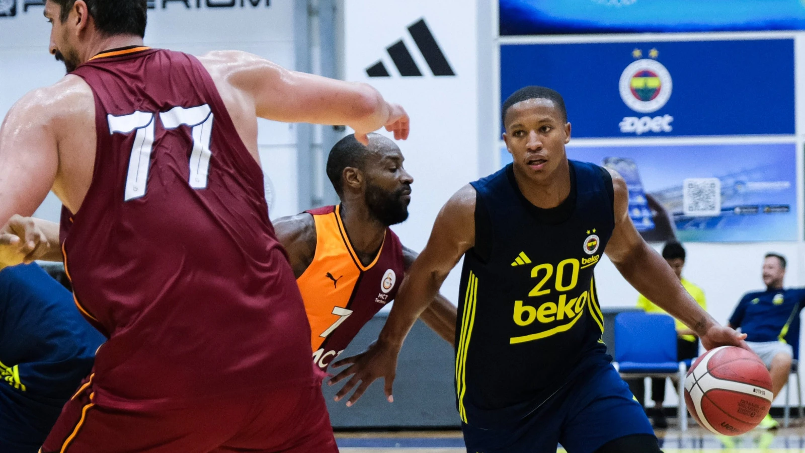 Dev derbide Galatasaray, Fenerbahçe Beko'yu 91-82 mağlup etti