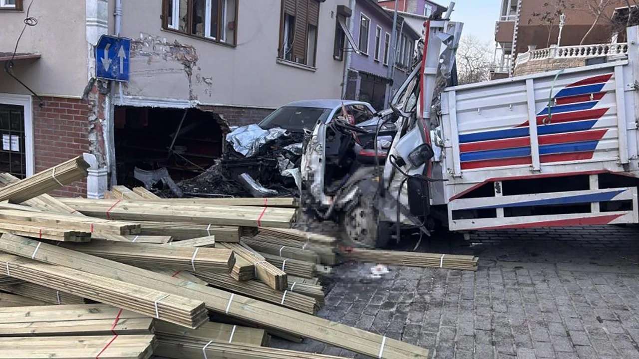 Beykoz'da feci kaza: Kamyon dükkana daldı, 2 kişi hayatını kaybetti