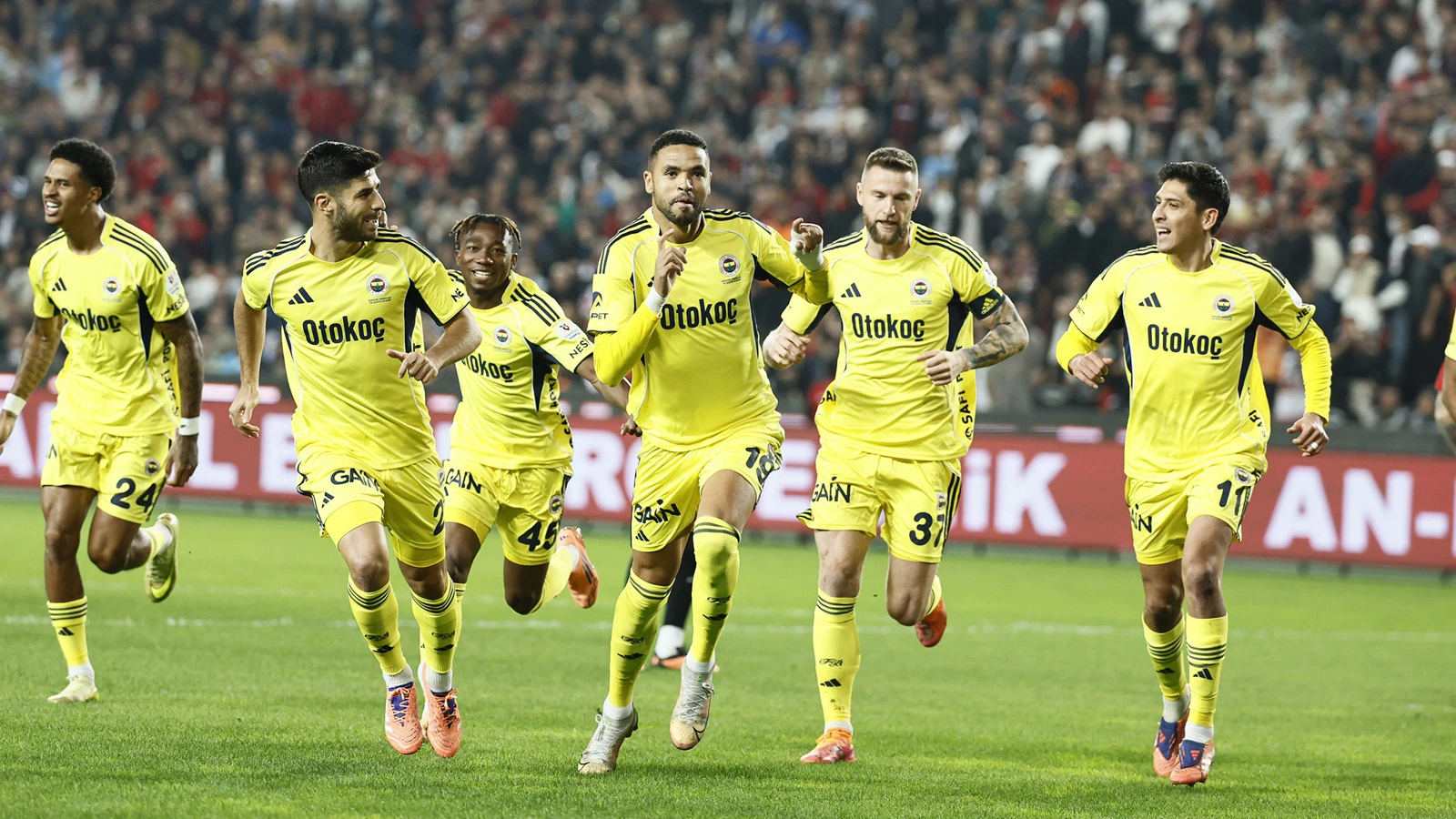Fenerbahçe'den derbi öncesi farklı galibiyet