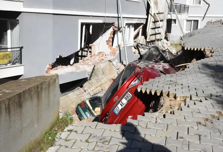 İzmir’de toprak kayması; 2 bina ve 7 araç zarar gördü