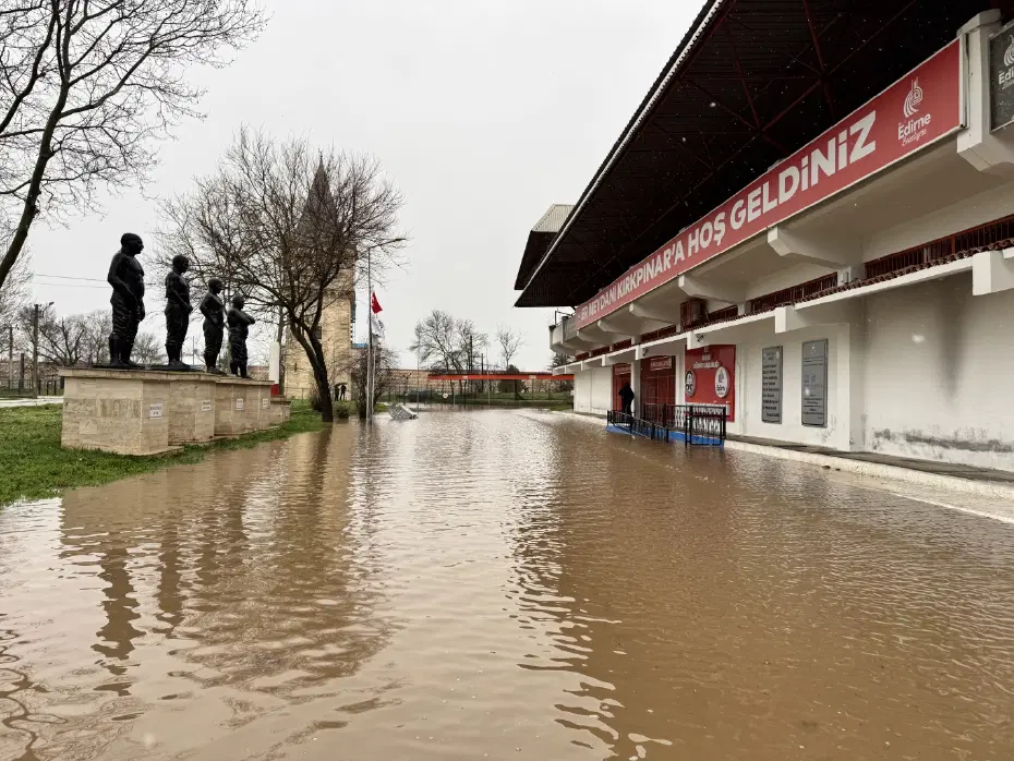 Tunca Nehri taştı. Er Meydanı sular altında kaldı