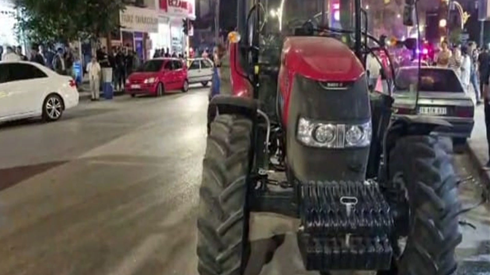 Alkollü sürücü traktörle 3 otomobile çarptı; ehliyetine el konuldu
