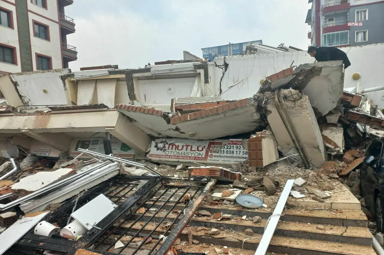 Zümrüt Apartmanı Davasında 1 Yıl 10 Aydır Rapor Bekleniyor | Yakınlarını Kaybedenler: Daha Kaç Yıl Bekleyeceğiz?