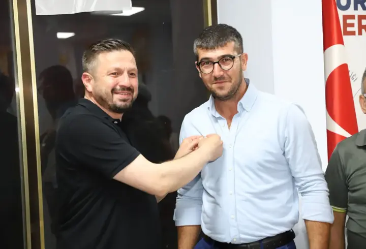 Kepsut'ta AK Parti’ye geçenlere rozet takıldı