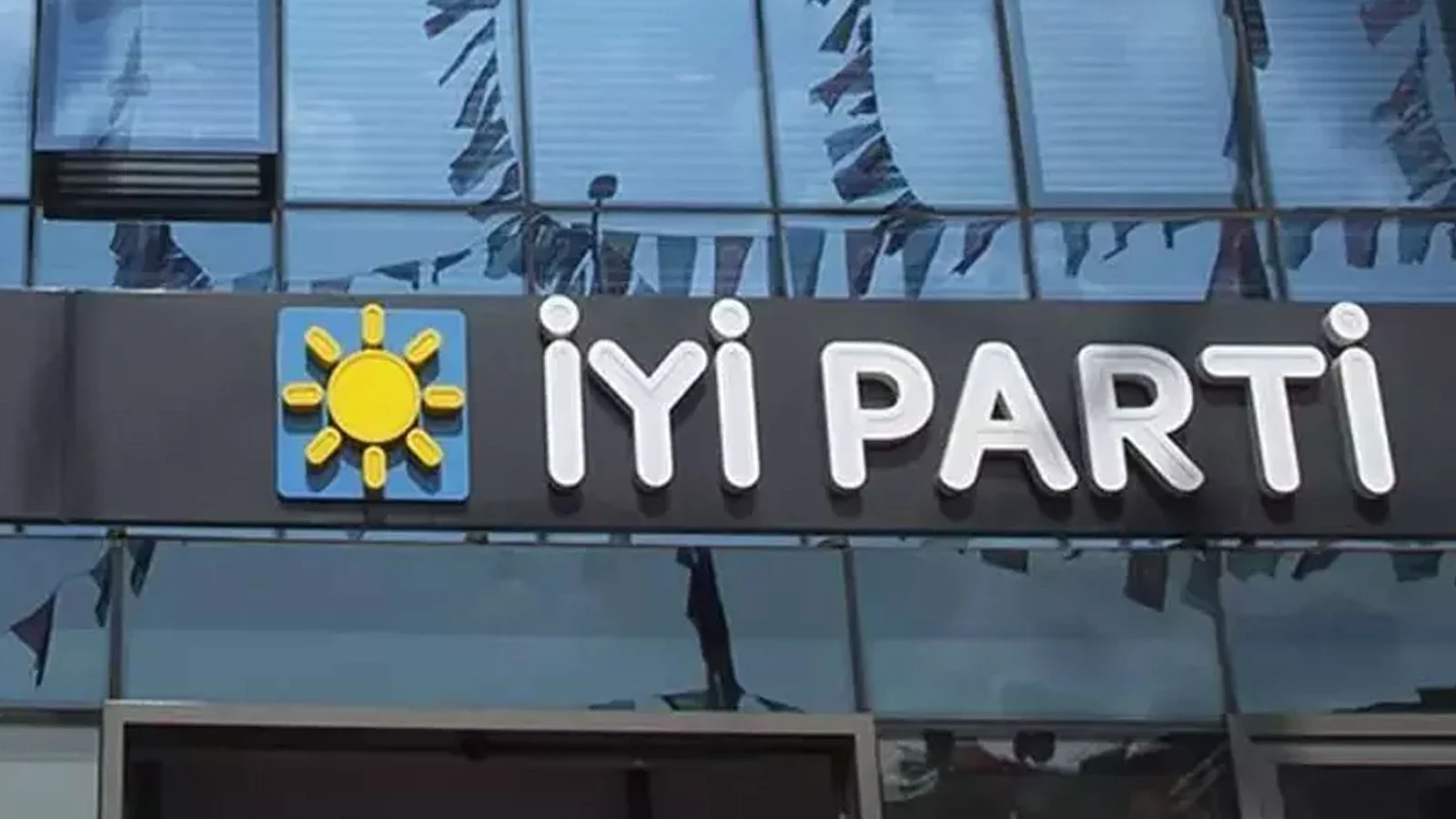 İYİ Parti'de deprem! İl ve ilçe başkanları istifa etti