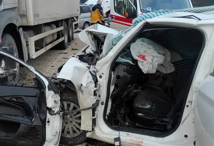 Otomobil, park halindeki TIR'a çarptı: 2 ölü, 1 yaralı
